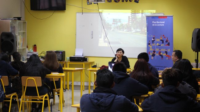 Gladys González comparte su poesía con estudiantes del liceo Cruz Martínez de Iquique