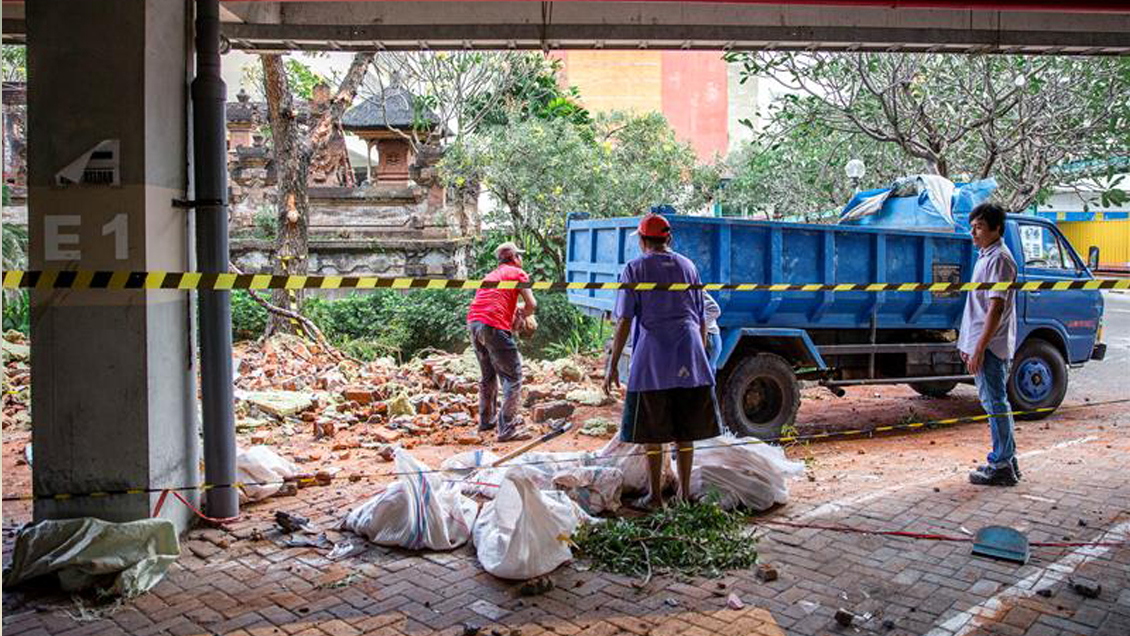 Aumenta a 91 la cifra de fallecidos por el terremoto en Indonesia