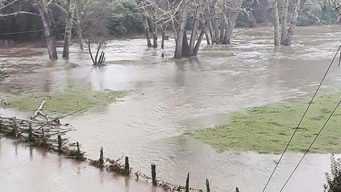 Vecinos denuncian estar aislados desde el viernes por desborde de río Tirúa