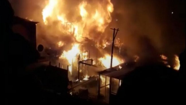 Bomberos fueron agredidos mientras combatían violento incendio en Antofagasta