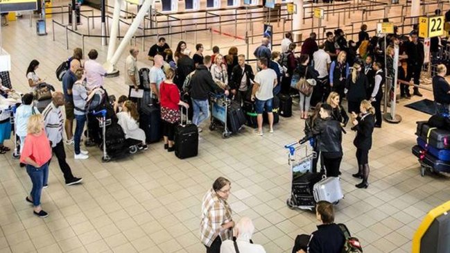 Consejero de British Airways criticó largas filas de inmigrantes en el Aeropuerto de Londres Heathrow