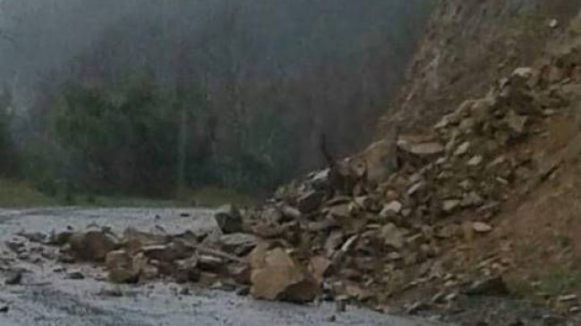 Araucanía: Sistema frontal provocó deslizamientos de tierra y desborde de un río en Toltén