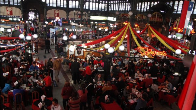 Restorán ofrece comida gratis a australianos tras polémico cobro en Mercado Central