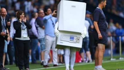 West Bromwich Albion sorprendió al presentar a un calefón como nueva mascota