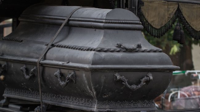 Mujer dormía dentro de un ataúd para atraer la buena suerte y murió sofocada