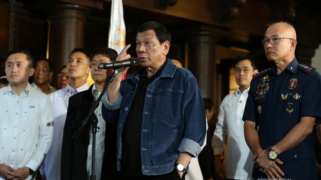 Duterte encaró a un centenar de policías corruptos y amenazó con matarlos
