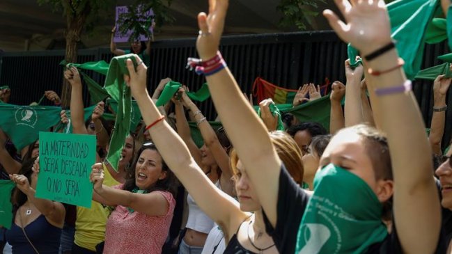 Senado argentino debate legalizar el aborto libre rodeado de miles de mujeres