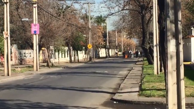 Incidentes se registran en las afueras de liceos INBA y Darío Salas