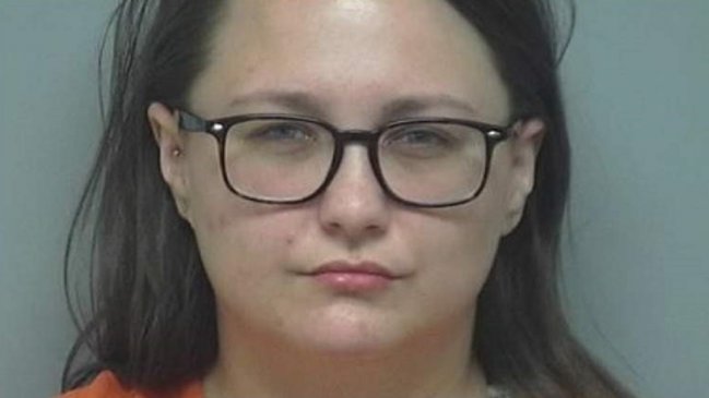 Profesora buscó en Google si podía tener sexo con alumnos y acabó detenida