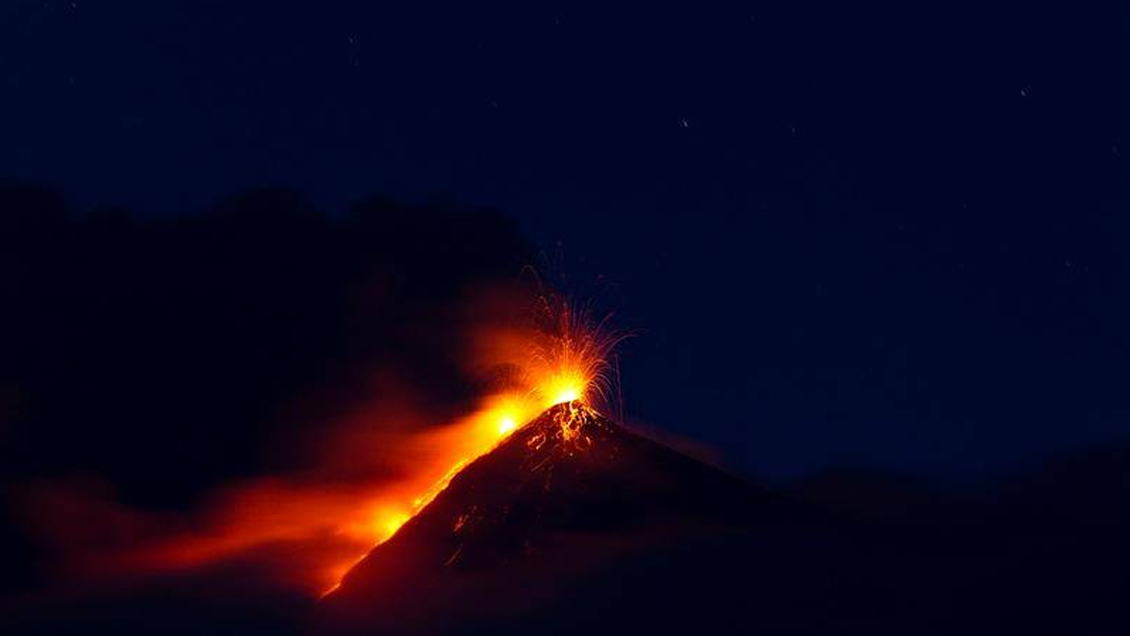 Guatemala: Volcán de Fuego registra una nueva y fuerte explosión con avalanchas