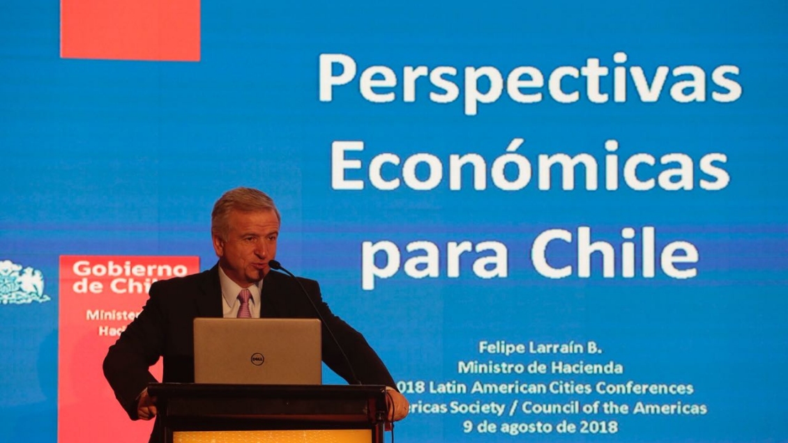 Ministro Larraín rechazó críticas de Bachelet acerca de economía 