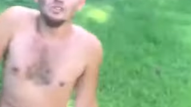 Padre apuntó a sujeto que le mostró sus genitales a sus hijos