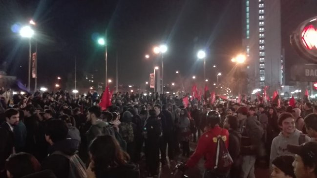 Masiva protesta en Plaza Italia en contra del Estatuto Laboral Juvenil