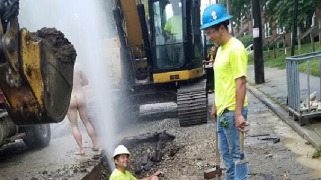 Le cortaron el agua en plena ducha y decidió seguir bañándose en la calle