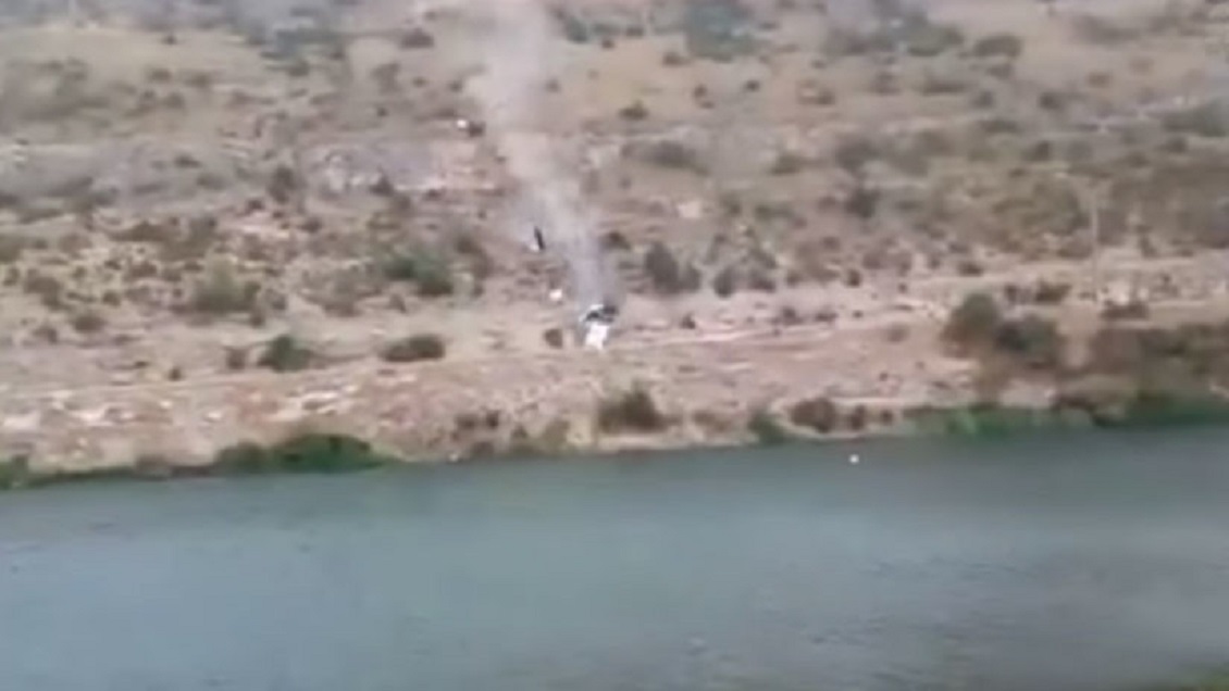 Auto con su conductora se hundió en pantano mientras su novio tomaba fotos