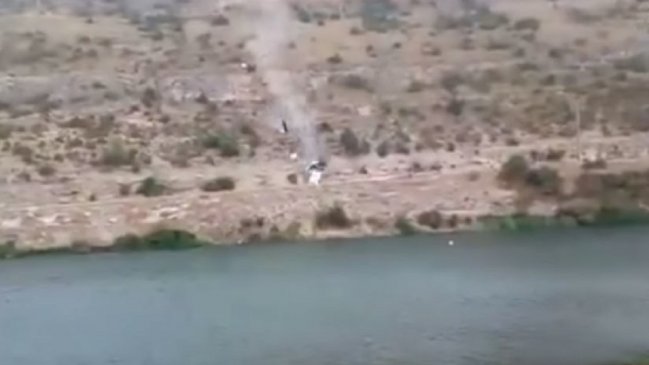 Auto con su conductora se hundió en pantano mientras su novio tomaba fotos