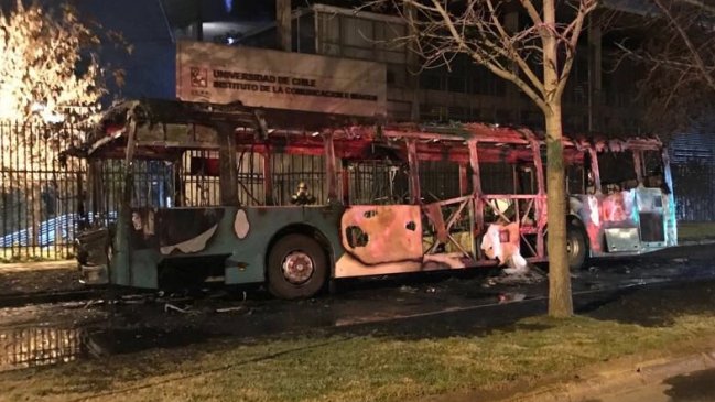 Ñuñoa: Encapuchados incendiaron bus del Transantiago y agredieron a conductor