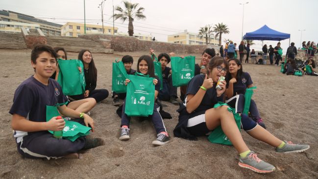 Estudiantes limpiaron borde costero del sector sur de Antofagasta