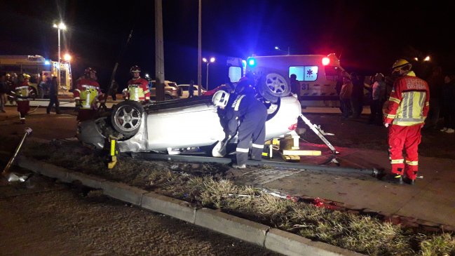 Choque y posterior volcamiento dejó dos heridos en Punta Arenas