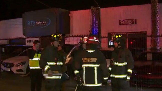 Cinco vehículos fueron incendiados en automotora de Vitacura