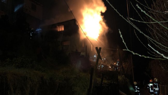 Puerto Montt: Incendio en ladera de cerro destruyó dos viviendas