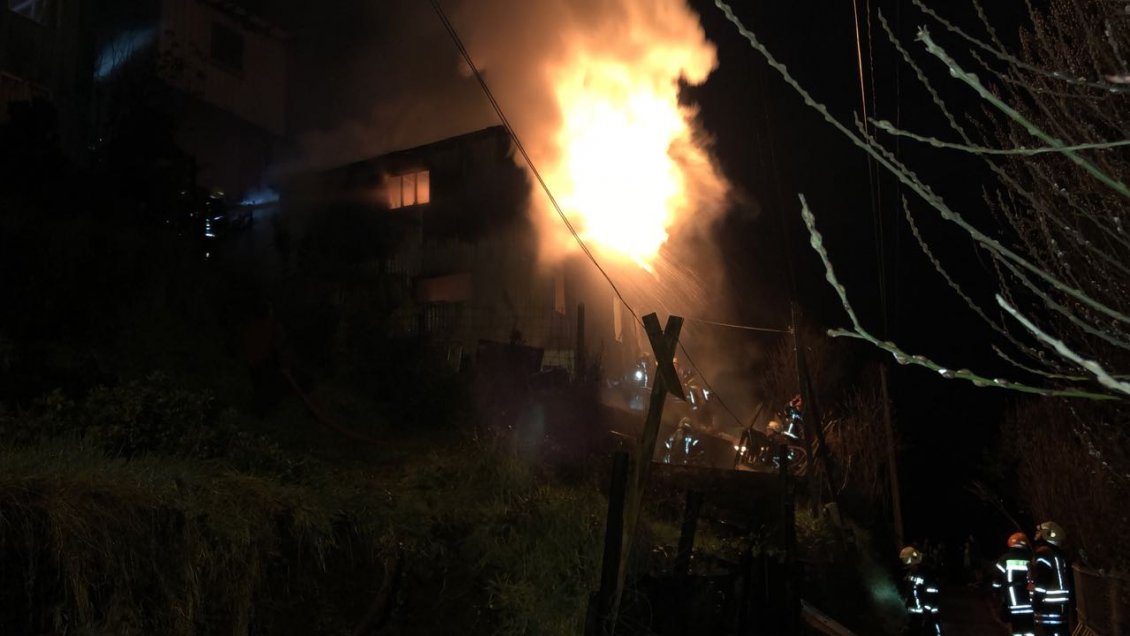 Puerto Montt: Incendio en ladera de cerro destruyó dos viviendas