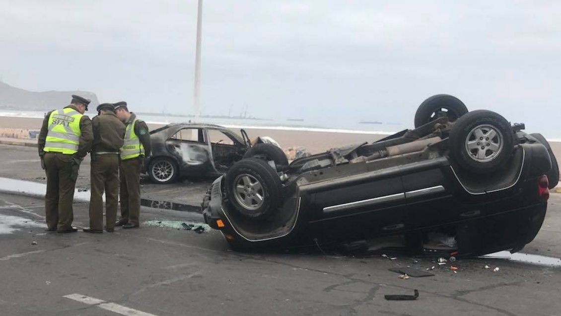 Arica: Colisión dejó a un auto en llamas y otro volcado en sector de playa Las Machas