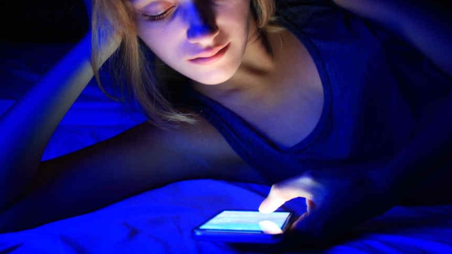 Estudio revela que luz azul del teléfono provoca ceguera