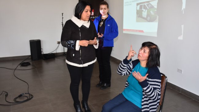 Ñuble: Funcionarios públicos aprenden lenguaje de señas