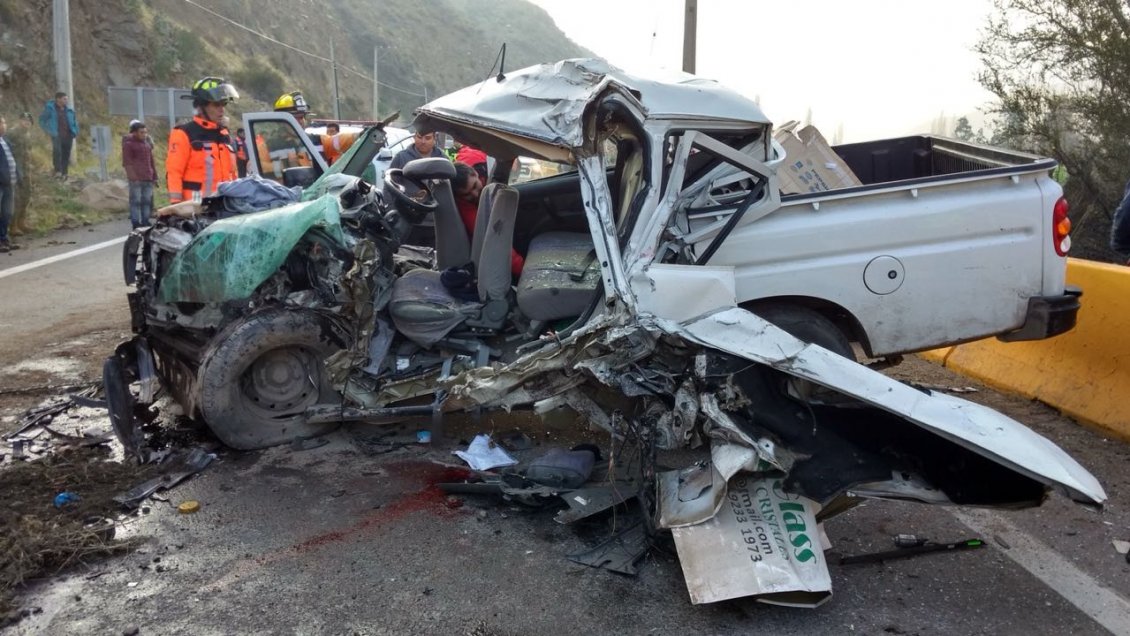 Los Andes: Un fallecido tras choque entre camioneta y bus que transportaba a trabajadores de Codelco