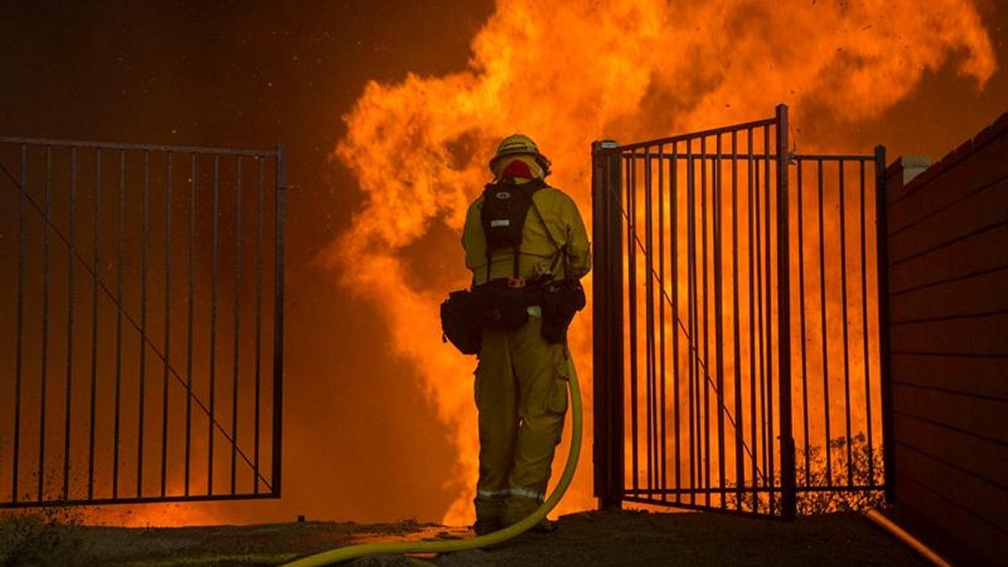 Un bombero murió en el incendio más grande de la historia de California