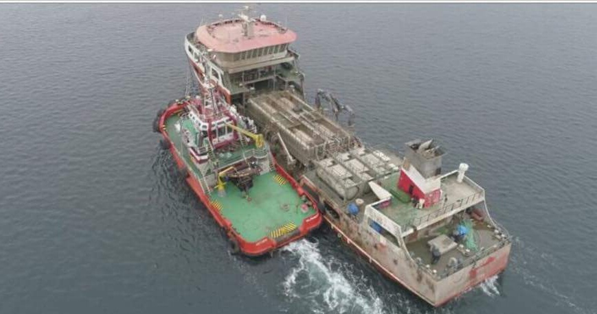 Nave con salmones muertos abandonó Ancud rumbo a Puerto Montt