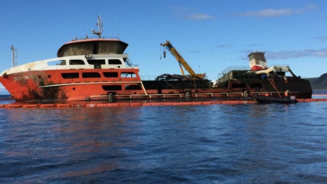 Alcaldes de Paillaco y Futrono presentaron recurso para impedir llegada de salmones muertos del buque 