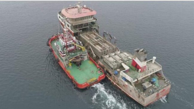 Nave con salmones muertos abandonó Ancud rumbo a Puerto Montt