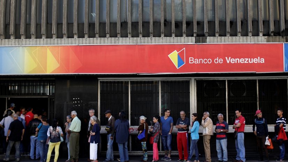Bancos venezolanos tendrán apagón electrónico antes de la reconversión del bolívar