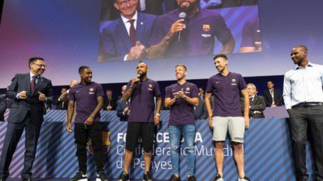 Arturo Vidal se presentó con Barcelona en el 39° Congreso Mundial de Peñas
