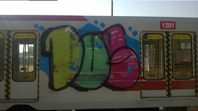 Carabineros detuvo a sujetos que pretendían rayar el Metro de Santiago