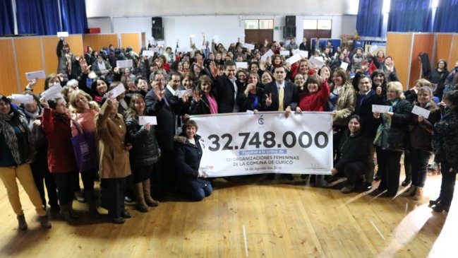 Curicó: Municipio entregó subvención a organizaciones de mujeres