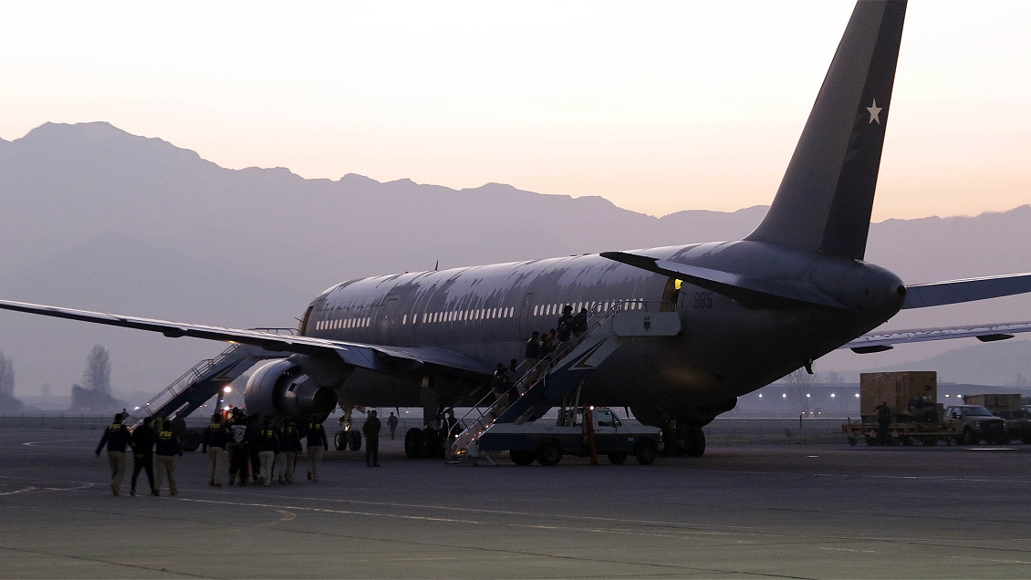 En un avión de la FACh fue sacado del país medio centenar de colombianos expulsados