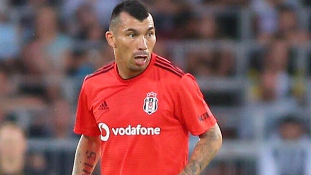 Gary Medel y Enzo Roco actuaron en sufrido avance de Besiktas en la Europa League