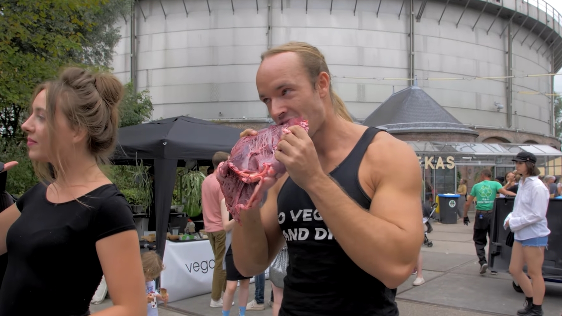 Hombre se consagró de troll al comer carne cruda en festival vegano