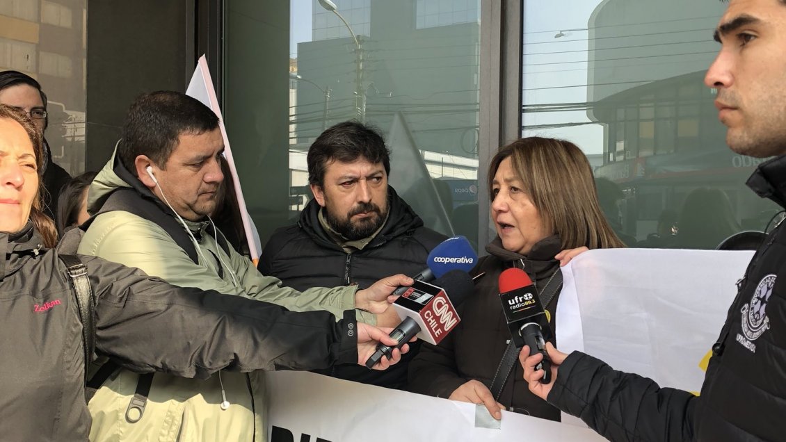 Funcionarios de Fosis en Temuco protestan denunciando masivos despidos