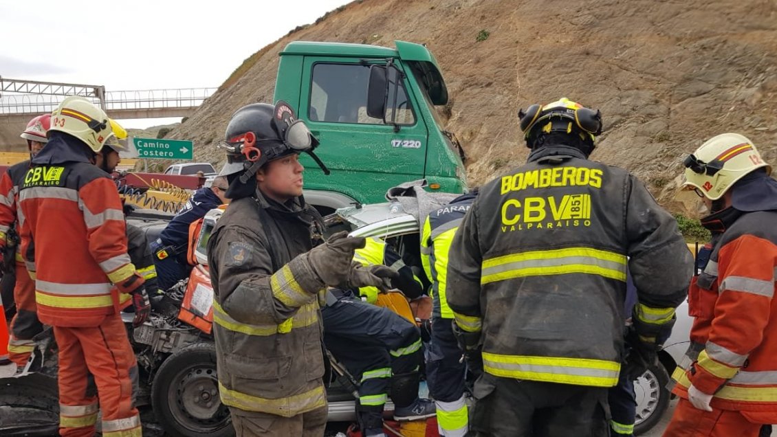 Camino La Pólvora: Auto ingresó contra el tránsito e impactó de frente con un camión
