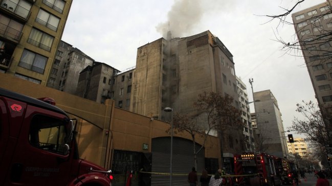 Incendio en edificio del centro de Santiago moviliza a Bomberos
