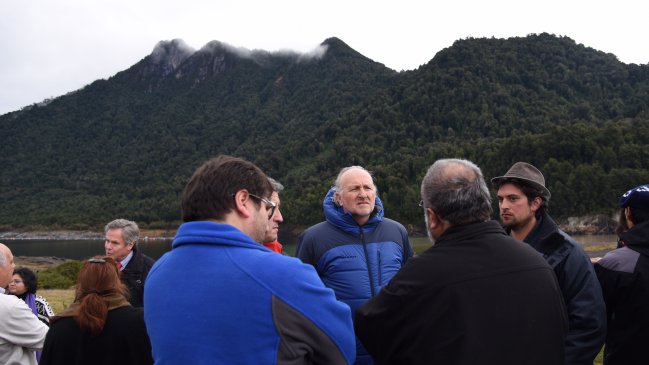 Ministro Prokurica monitorea en terreno la actividad volcánica de la Región de Los Lagos