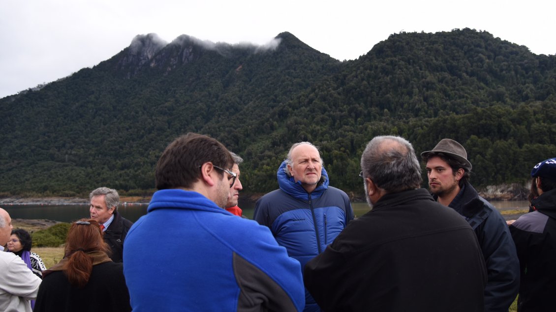 Ministro Prokurica monitorea en terreno la actividad volcánica de la Región de Los Lagos