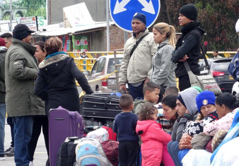 Angustia entre venezolanos sin pasaporte, varados en frontera de Ecuador tras cambio de norma