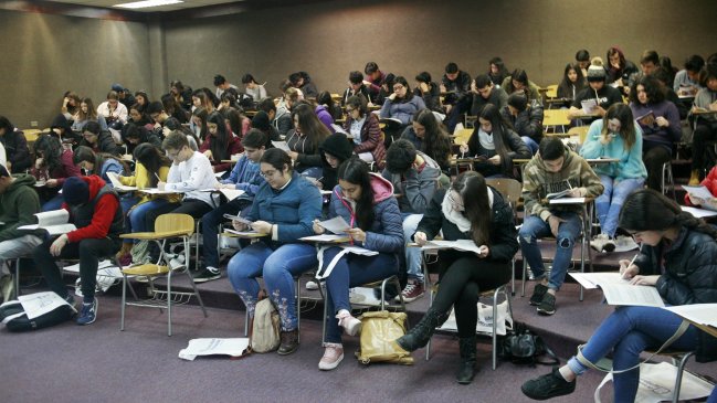 Estudiantes de preuniversitario social realizaron masivo ensayo de la PSU en Santiago y Valparaíso