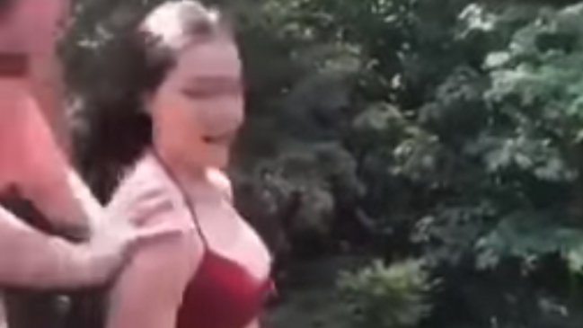 Joven que empujó a su amiga de un puente arriesga un año de cárcel