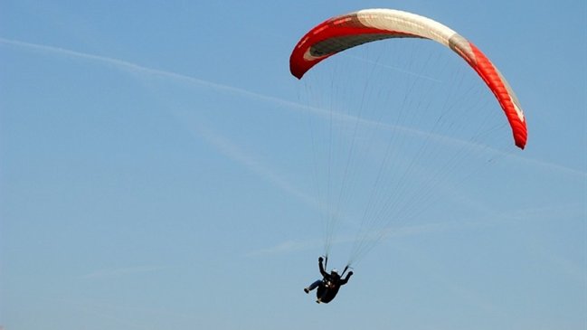 Brasil: Paracaidista cayó en medio de una carretera y fue atropellado